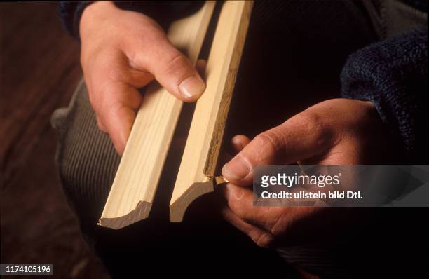 Hände halten Holzleisten 1993