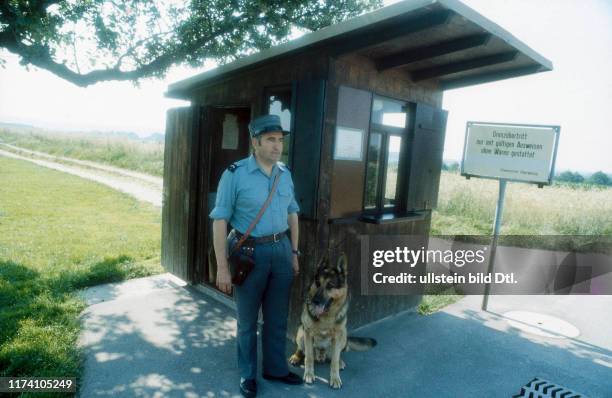 Der kleinste Zollposten mit Zollwärter und Wachhund