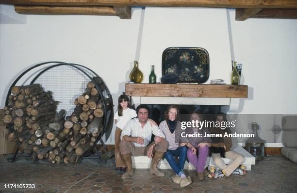 Gilbert Becaud en famille. De gauche à droite : sa fille Emily Becaud, Gilbert Becaud, sa femme Kitty Becaud, ses filles : Anne Becaud et Jennifer...