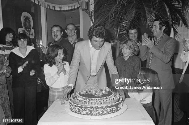 Le chanteur français Gilbert Becaud fête ses 50 ans, entouré notamment de ses filles Jennifer Becaud à sa droite, Anne Becaud et Emily Becaud à sa...