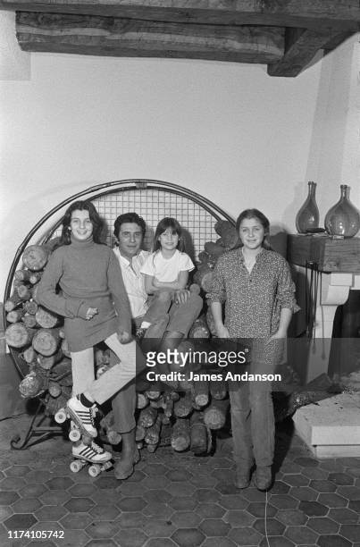 Gilbert Becaud en famille. De gauche à droite : sa fille Jennifer Becaud, Gilbert Becaud, ses filles : Emily Becaud et Anne Becaud .