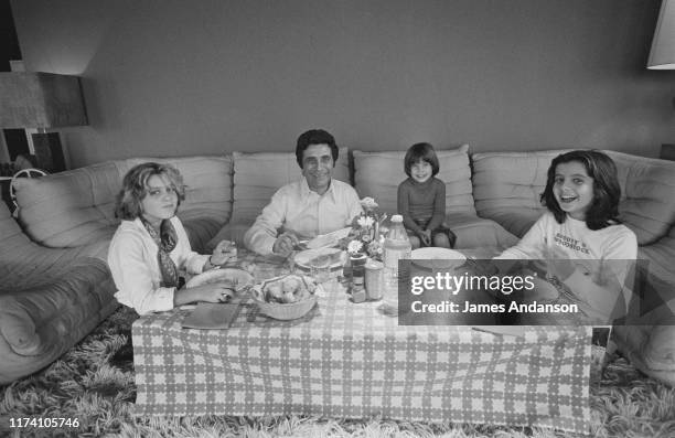 Le chanteur français Gilbert Bécaud entouré de ses filles : à sa droite Anne Bécaud , à sa gauche Emily et Jennifer .