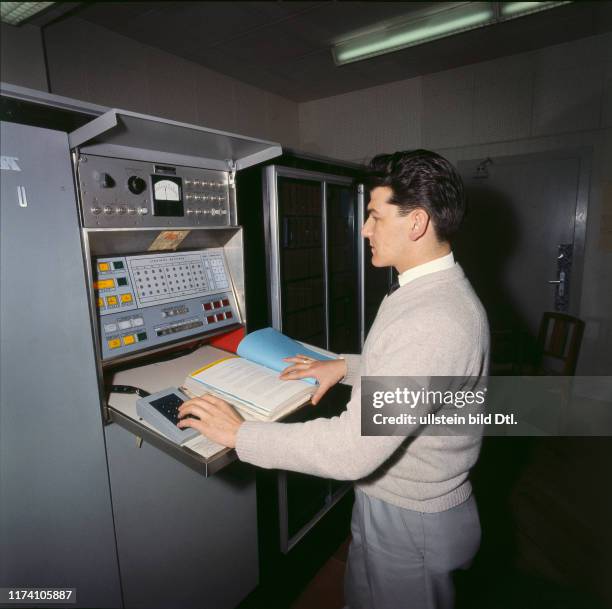 1965 First Computer 1965 Computer Photos and Premium High Res Pictures - Getty Images