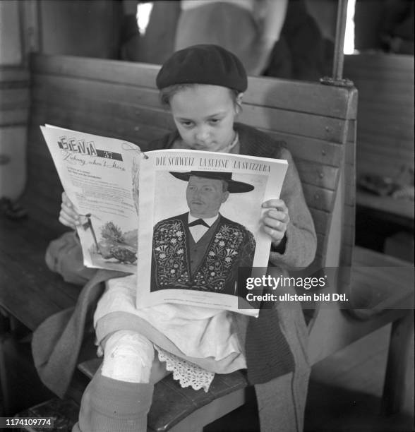 Beim Lesen einer Zeitschrift im Zug#reading a magazine in the train