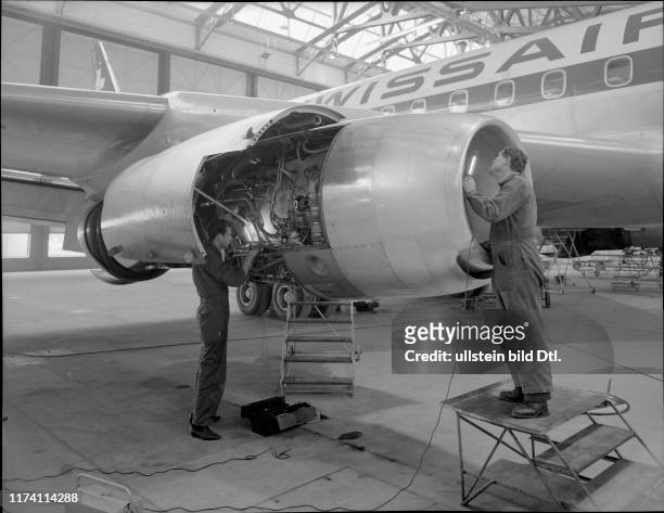 Flugzeugmechaniker an Triebwerk von DC 8, Kloten 1960
