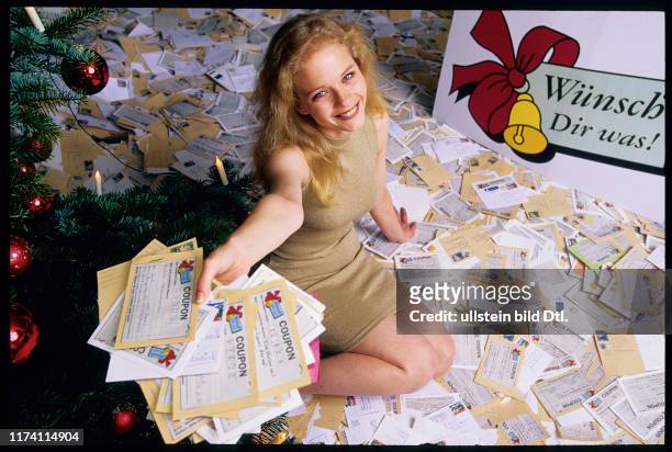 Glücksfee Liliane inmitten von Gewinnkarten 1996
