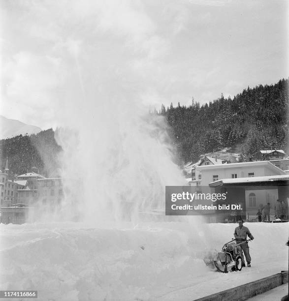 Mann beim Schnee räumen mit Schneefräse; 1947