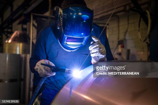 schweißerschweißen edelstahltank in der industrie - stainless steel stock-fotos und bilder