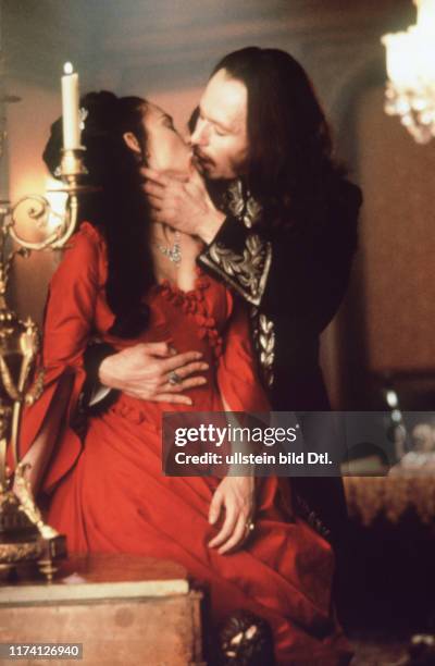 Mo181099 ORF1 2205 Graf Dracula scheint sein Ziel erreicht zu haben. Die schšne Mina lЧt sich von ihm kŸssen... 36897 , 18KPAORF1BR2