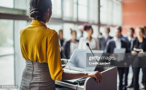 empresarios en una conferencia escuchando al orador - orador fotografías e imágenes de stock