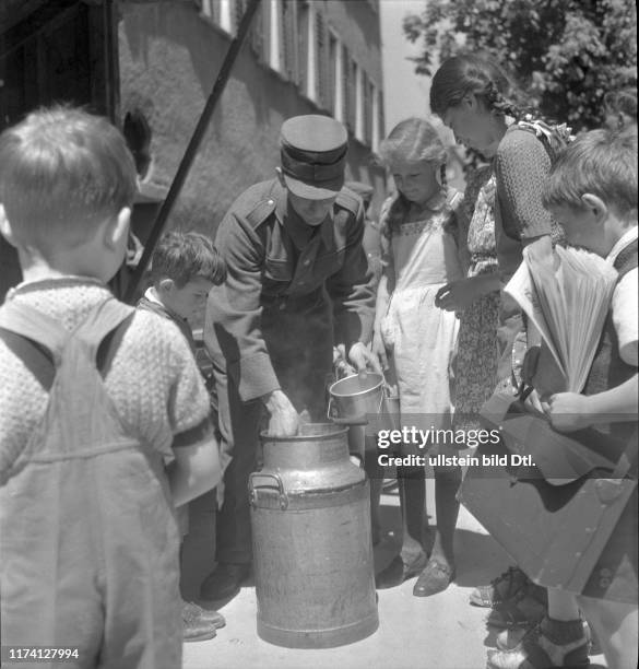 Kinder beim Milch trinken; Soldatenküche in Chur 1943