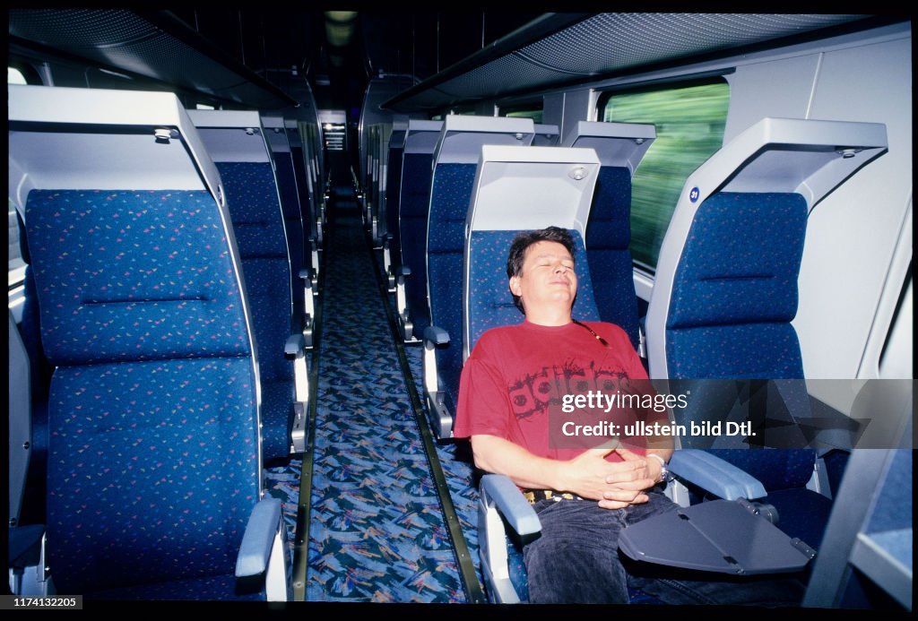 City Night Line 1995: Bahnreisender beim Schlafen
