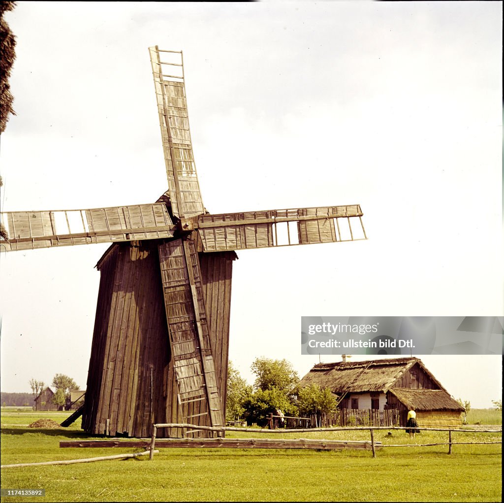 Windmühle und Bauernhof in der Provinz Posen, Polen 1960