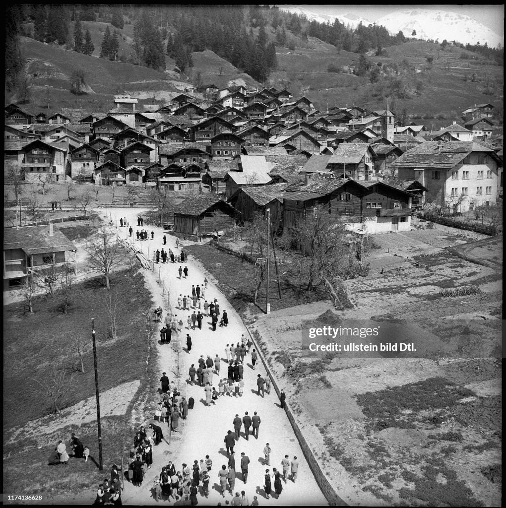 Dorfbewohner auf dem Weg zur Kirche in Chermignon, 1955