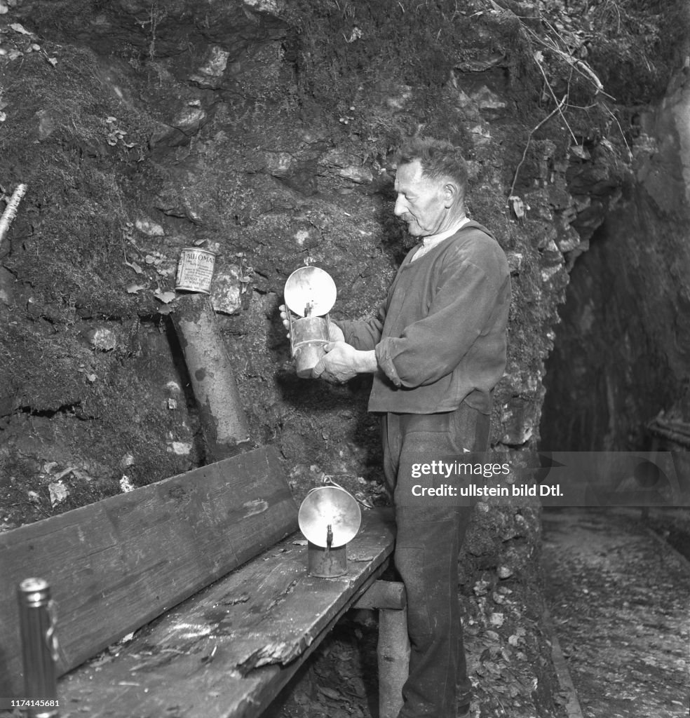 Mann in den Hölloch-Grotten im Muotathal, 1950