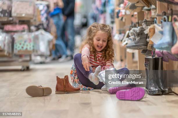 compras de zapatos - zapatería fotografías e imágenes de stock