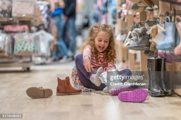 schoenen shoppen - schoenenwinkel stockfoto's en -beelden