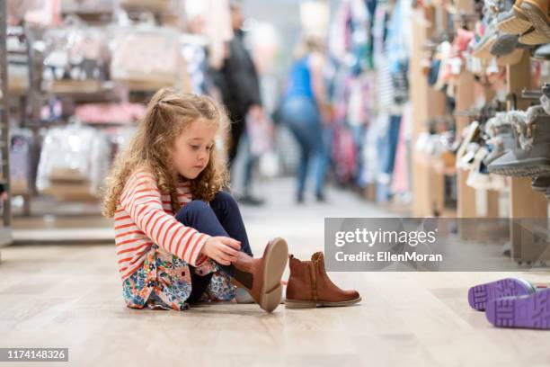 compras de zapatos - local girls fotografías e imágenes de stock