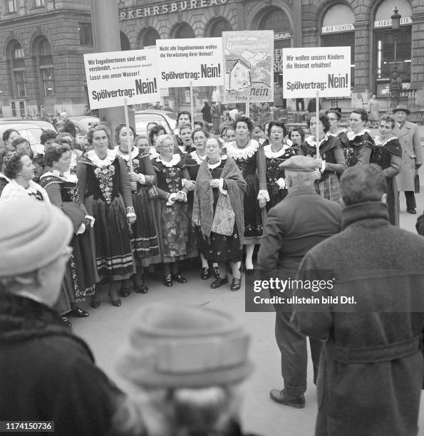 Engadiner Frauen demonstrieren gegen Wasserkraftwerk, Zürich 1958