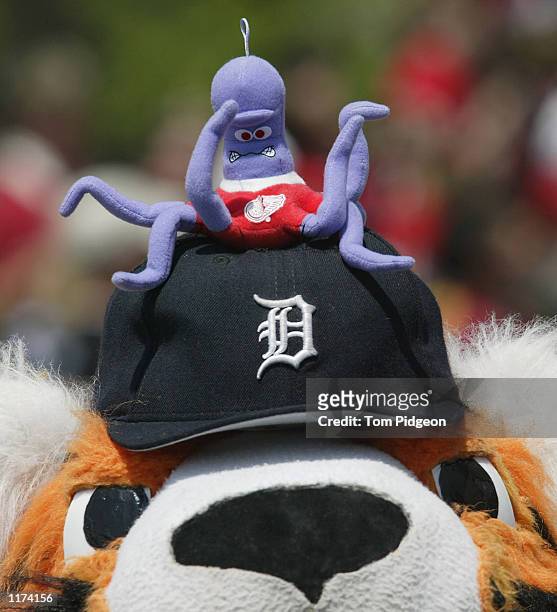 Detroit Tigers Paws Minimalist MLB Mascots Collection 12 x 12 Fine