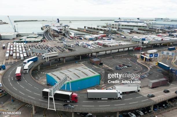 lorries leaving the port of dover in kent, england. - brexit stockfoto's en -beelden