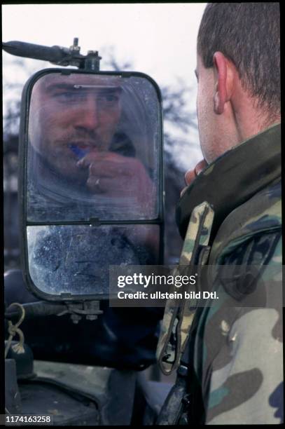 Friedenstruppen in Tuzla 1996: Unteroffizier beim Zähne-putzen