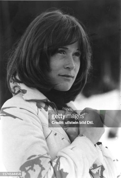 Olympische Winterspiele in Innsbruck 1976: Michèle Rubli beim Daumen drücken für Bernhard Russi