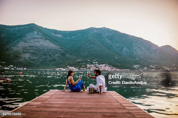 romantischer sonnenuntergang am meer - honeymoon stock-fotos und bilder