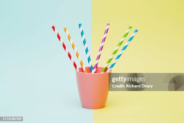 six different coloured drinking straws in a cup - drinking straw 個照片及圖片檔