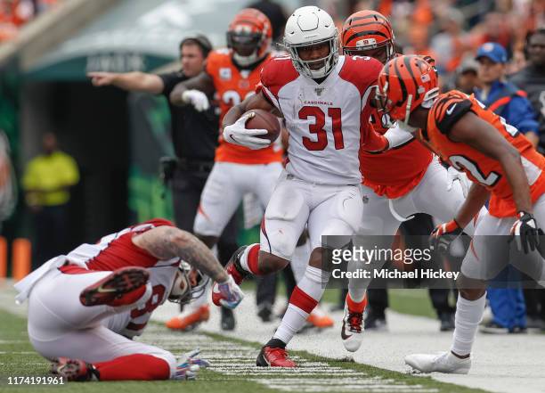 David Johnson of the Arizona Cardinals runs the ball down the sidelines as Preston Brown and William Jackson of the Cincinnati Bengals force him out...