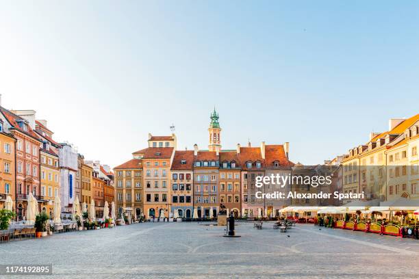 old town market place (rynek starego miasta) in the morning, warsaw, poland - europe city fotografías e imágenes de stock