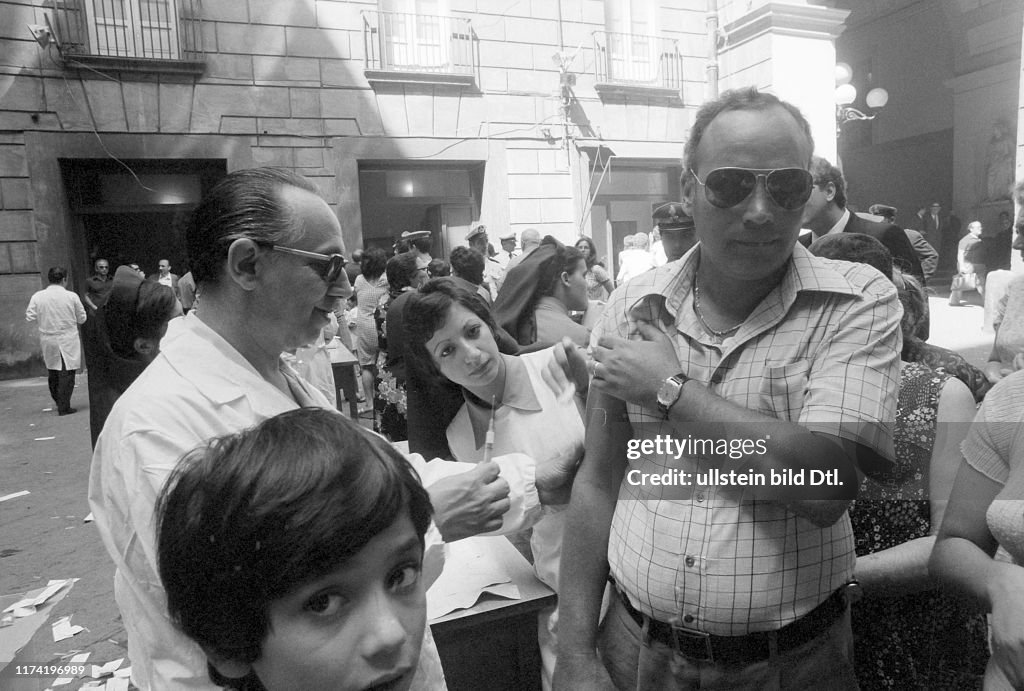Cholera epidemic in the south of Italy 1973; vaccination