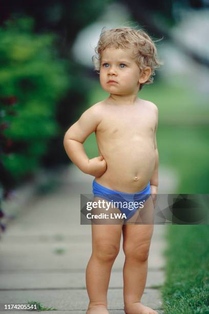 young child in speedo style swimsuit - speedo boy 個照片及圖片檔