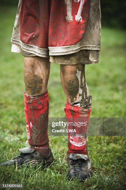 muddy youth soccer player - lera jord bildbanksfoton och bilder