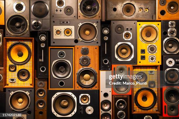 pared de estilo vintage retro altavoces de sonido de música - rock style fotografías e imágenes de stock