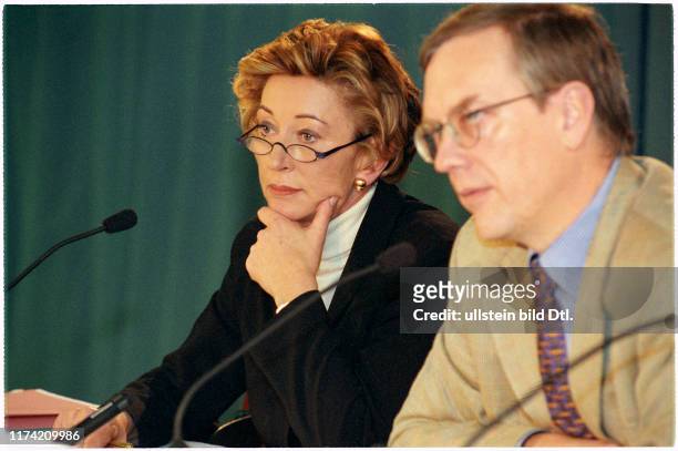 Press spokeswoman der SAir-Group Beatrice Tschanz and Philippe Bruggisser 1998