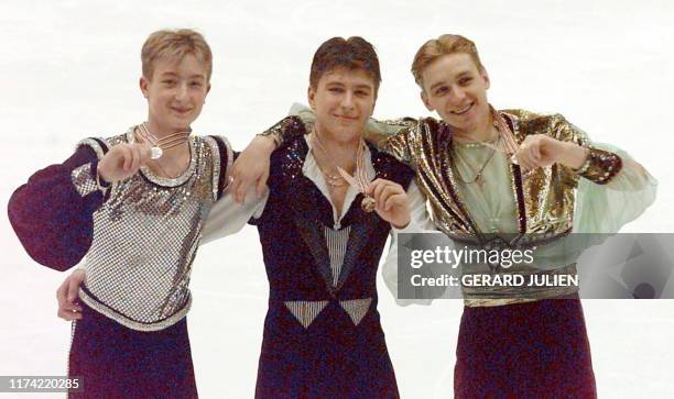 Les trois patineurs russes Evgeni Plushenko, Alexei Yagudin et Alexander Abt respectivement médaille d'argent, d'or et de bronze posent pour les...