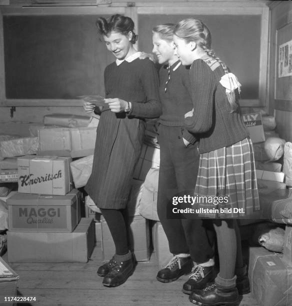 Christmas in the destroyed village Blausee-Mitholz 1947: Girls with parcels