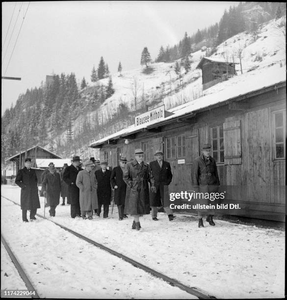 Federal council Kobelt at emergency accommodation, Blausee-Mitholz 1948