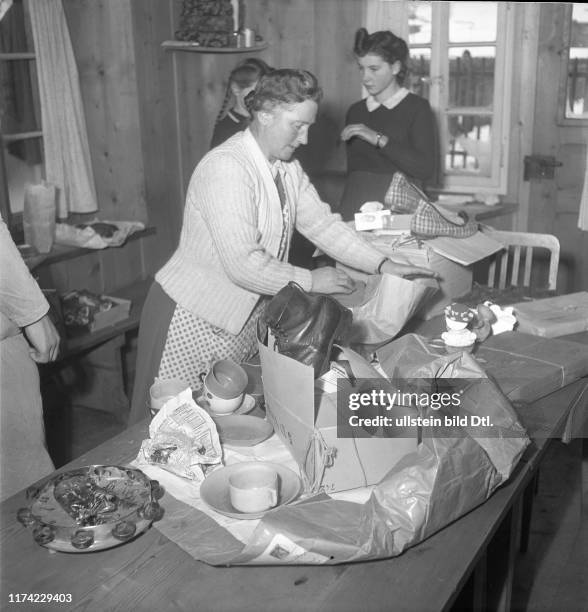 Christmas in the destroyed village Blausee-Mitholz 1947: Women with parcels