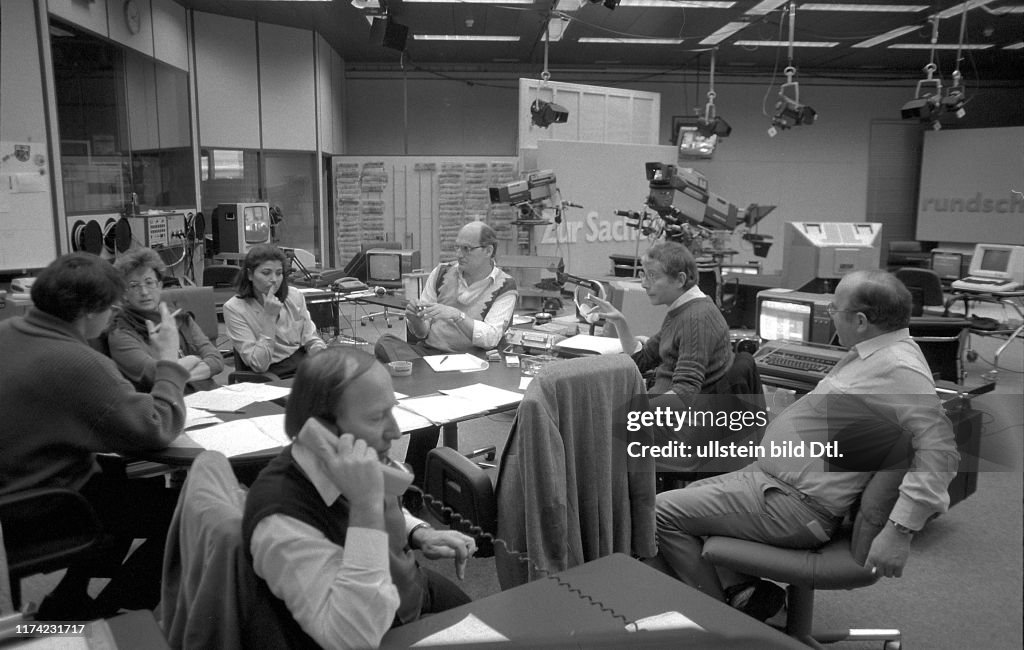 Editorial meeting at the new Tagesschau studio of SF DRS in Zurich 1985