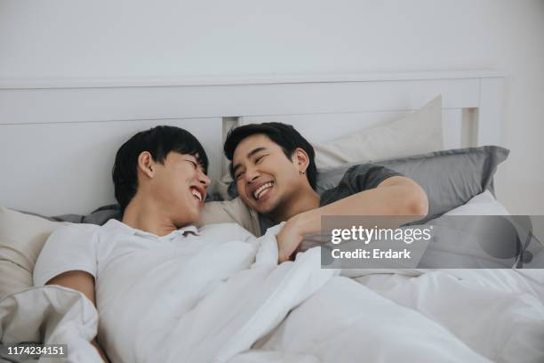 gay paar liebe home concept stockfoto - two men in bed cuddling stock-fotos und bilder