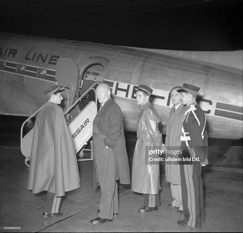 Trial against the american Swissair pilot Harold "Whitey" Dahl, accused of theft of gold ingot out of cargo hold; Geneva 1954