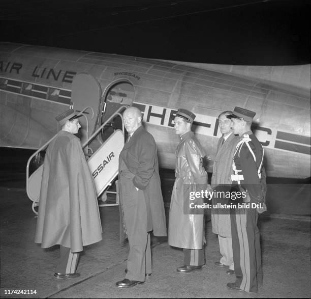 Trial against the american Swissair pilot Harold "Whitey" Dahl, accused of theft of gold ingot out of cargo hold; Geneva 1954