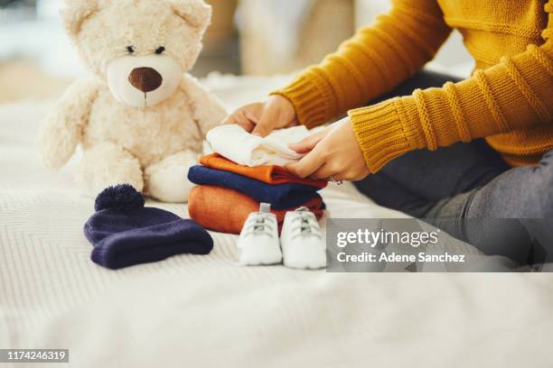 prêt et en attente de son arrivée - vêtement-de-bébé photos et images de collection