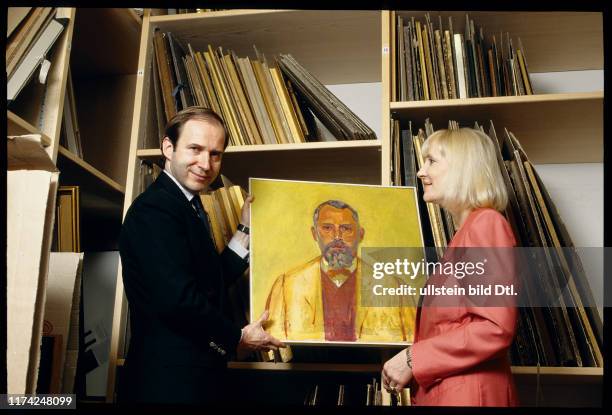 Simon de Pury und Suzanne Speich mit Selbstporträt Cuno Amiets, 1995