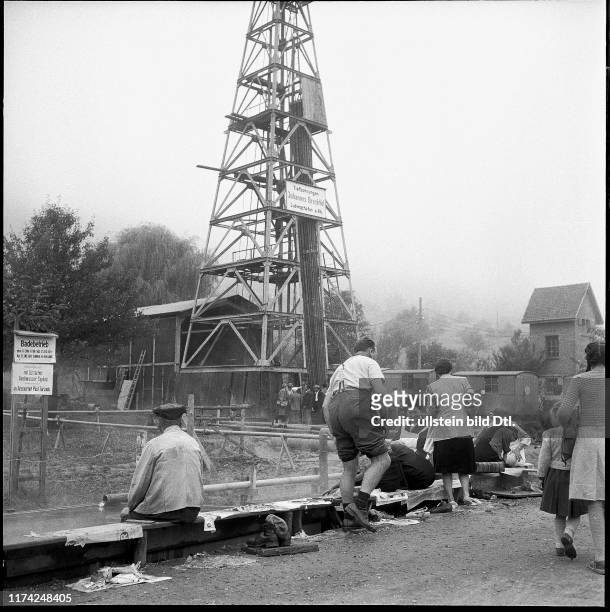 Thermalquelle Zurzach, Menschen baden im Thermalwasser; 1955