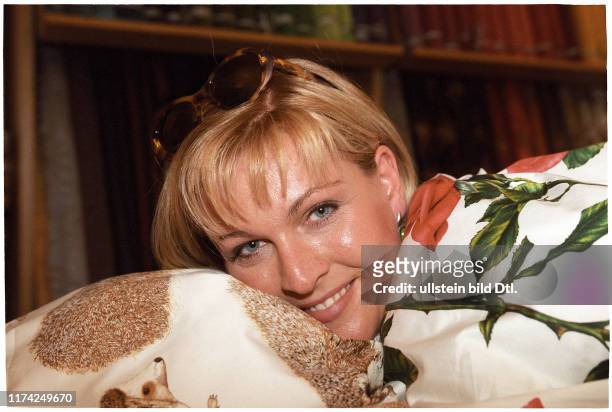 Patricia Boser mit Andy Stutz-Bettwäsche 1997