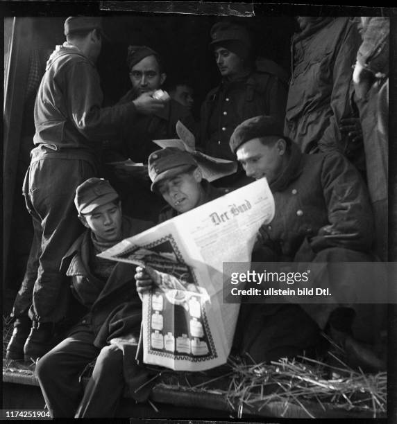 Durchreise; österreichischer Kriegsgefangener liest Schweizer Zeitung; 1945