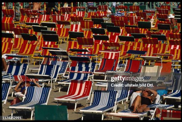 Mit Liegestühlen vollgepferchter Strand in Riccione, Adria